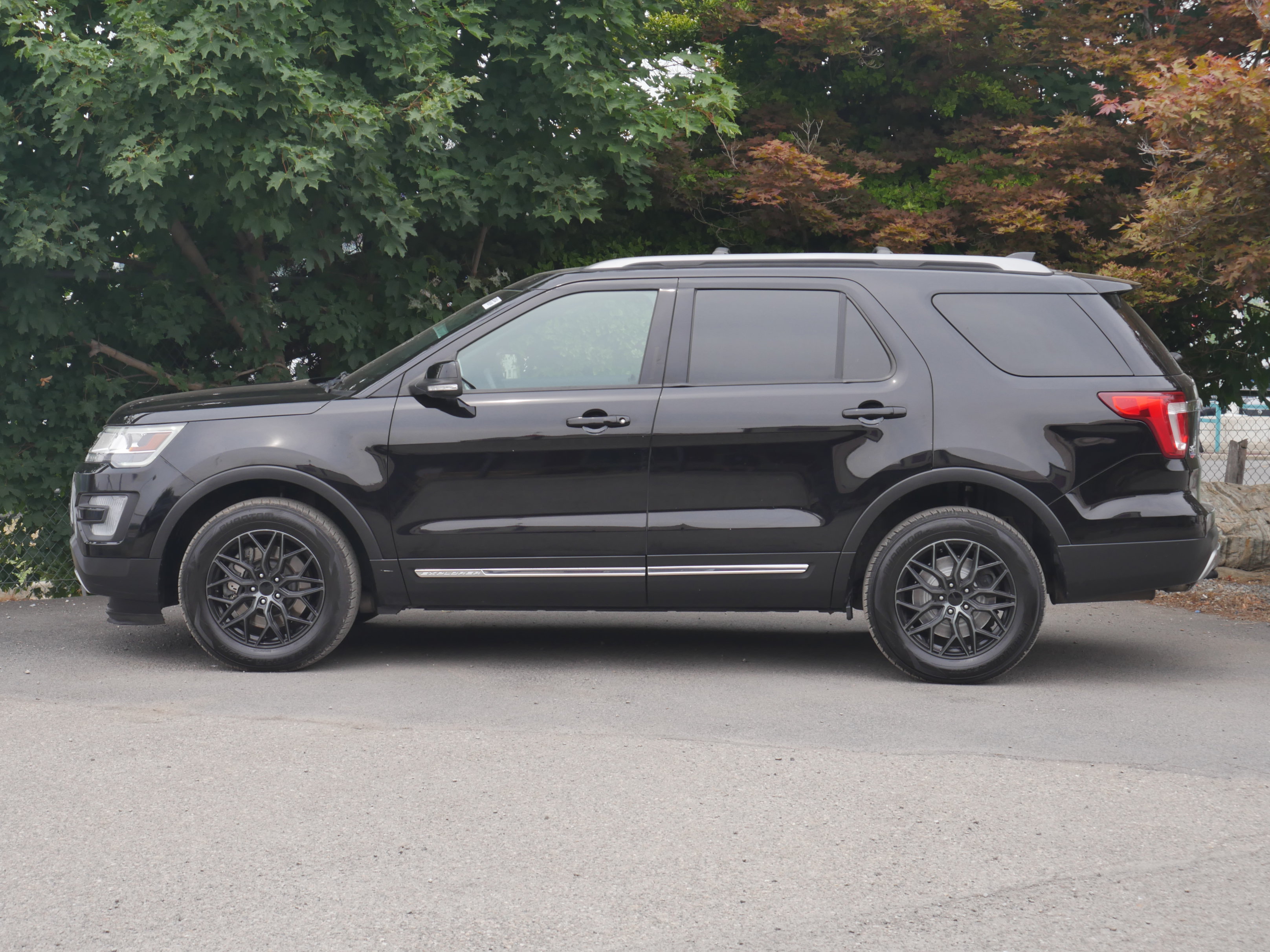 Used 2017 Ford Explorer XLT w/ Equipment Group 201A AWD/4WD image 15