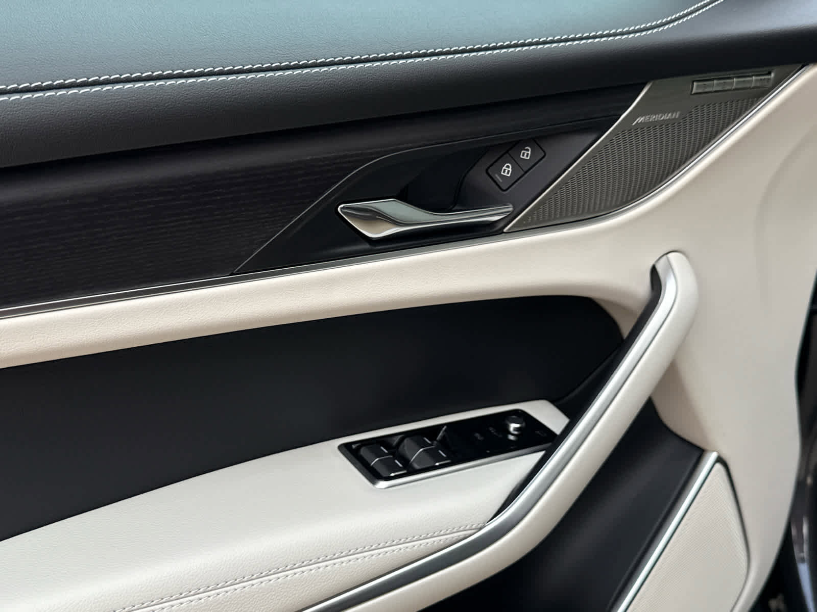 Used 2026 Jaguar F-PACE R-Dynamic S image 17