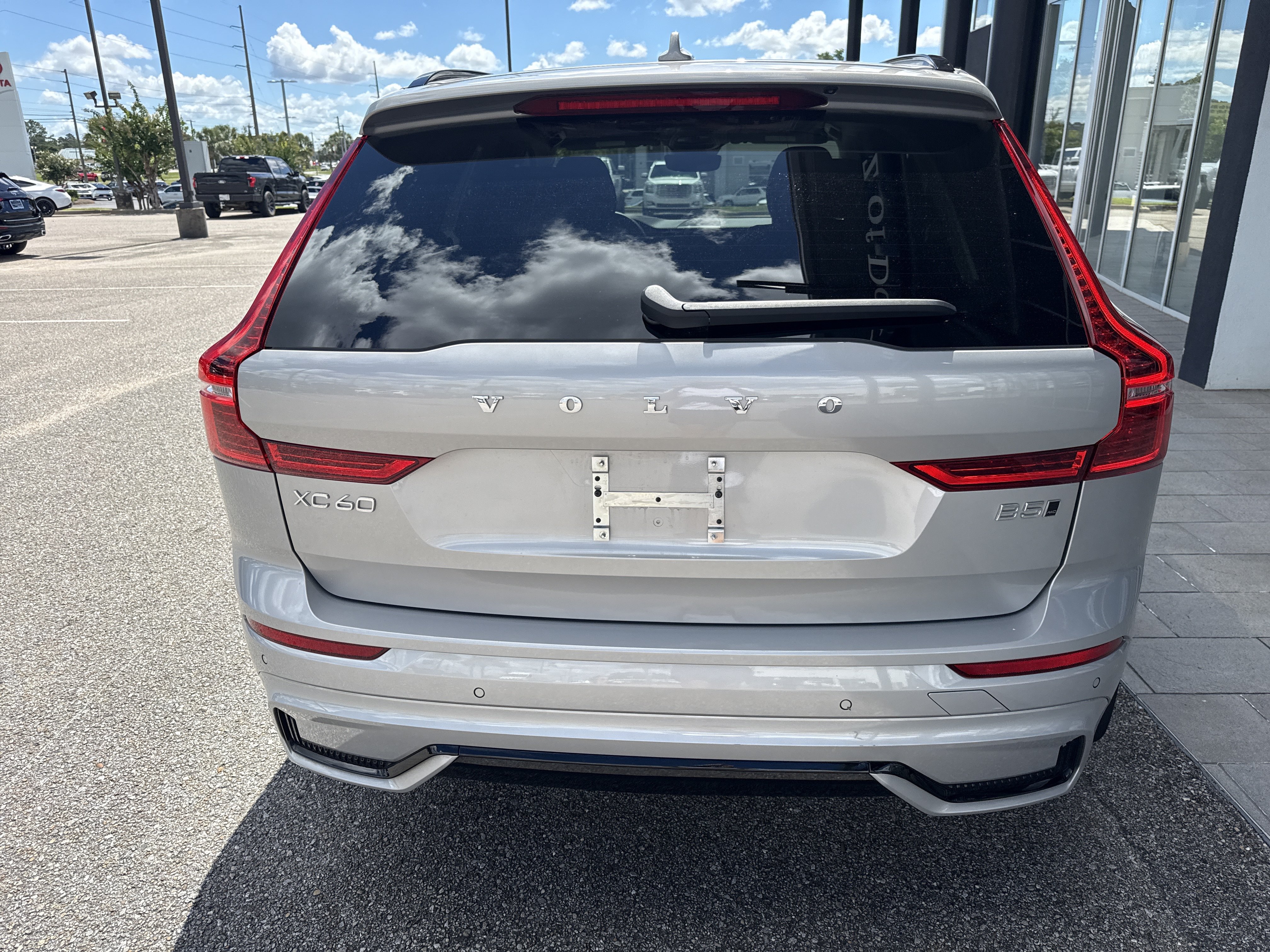 Used 2024 Volvo XC60 B5 Plus w/ Climate Package AWD/4WD image 3