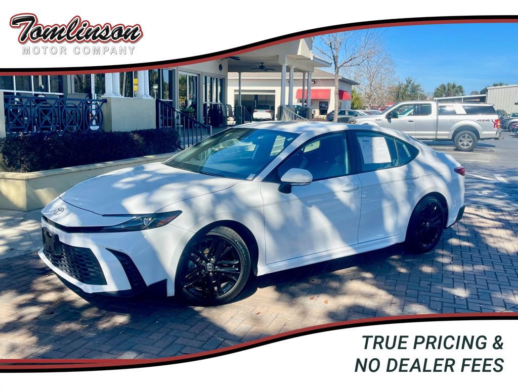 Used 2025 Toyota Camry SE image 1