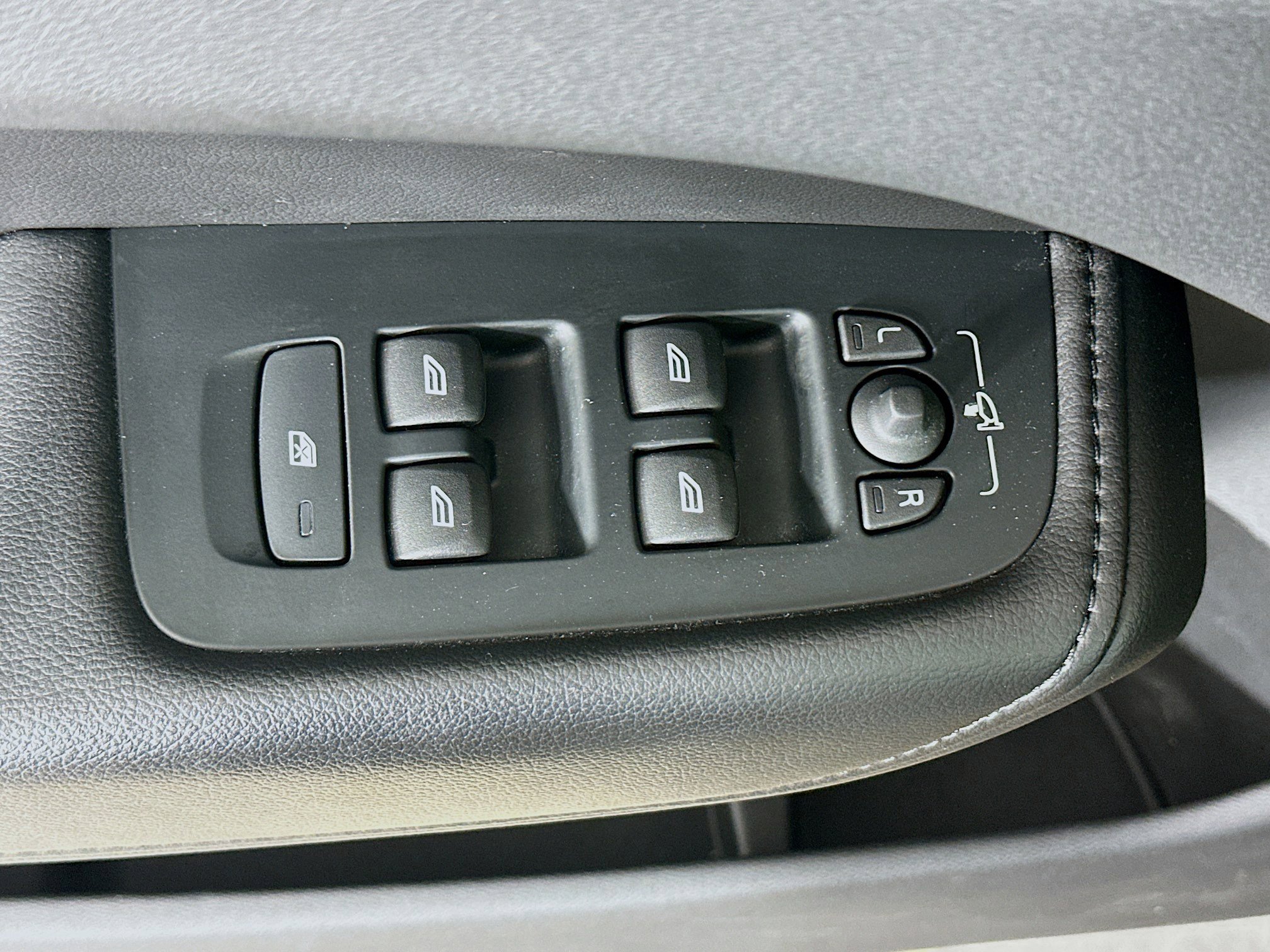 Used 2023 Volvo XC60 B5 Core AWD/4WD image 15