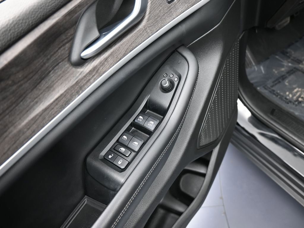 Used 2023 Jeep Grand Cherokee Limited w/ Black Appearance Package image 13