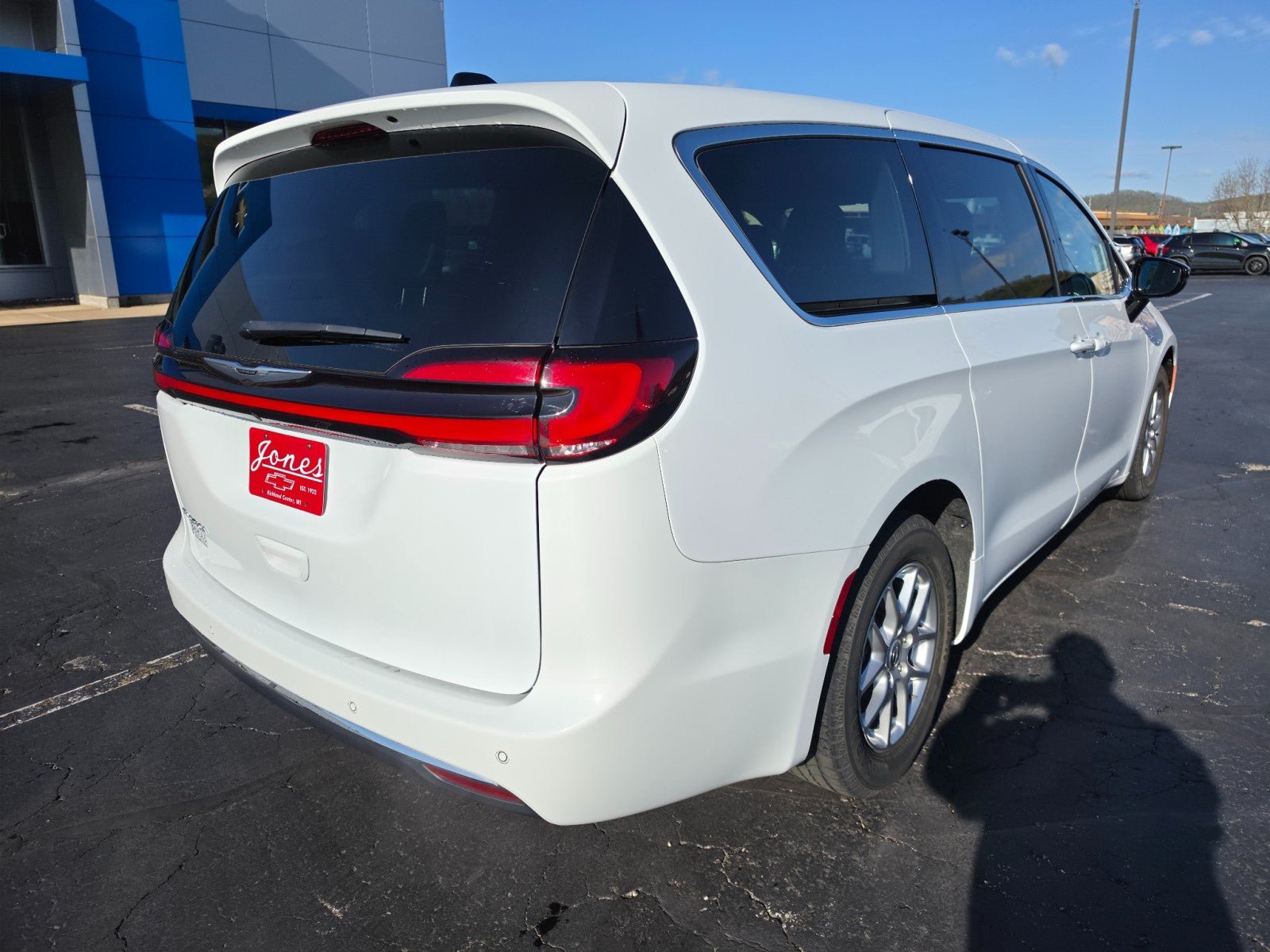 Used 2024 Chrysler Pacifica Touring-L FWD image 5