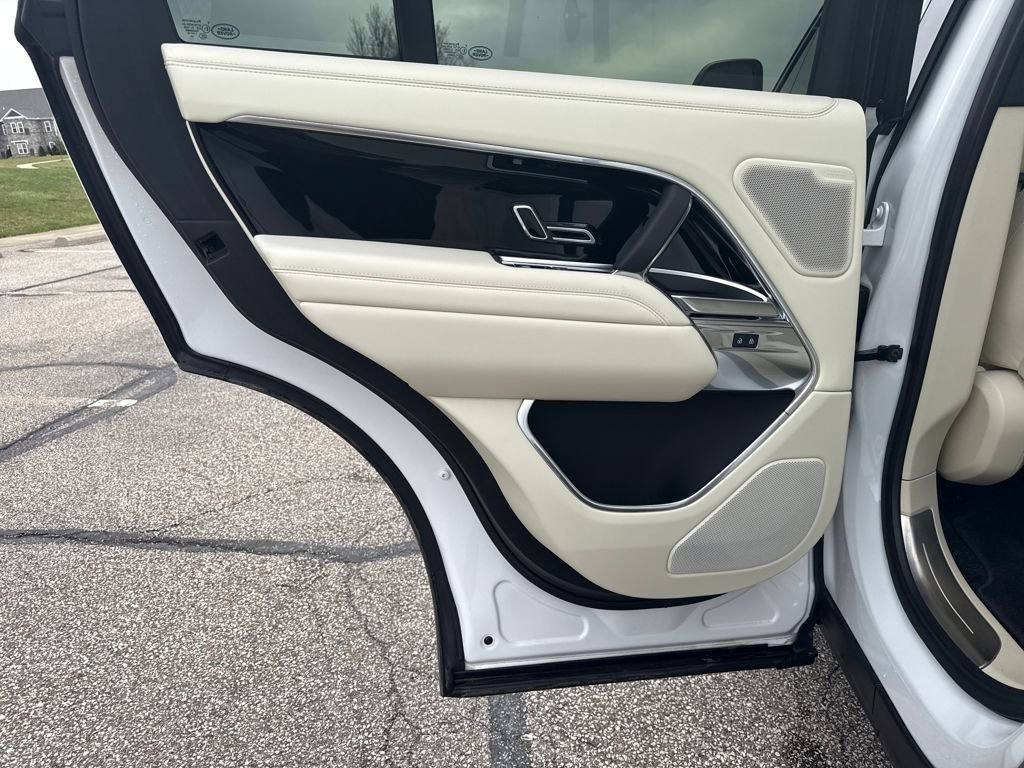 Used 2025 Land Rover Range Rover SE image 13