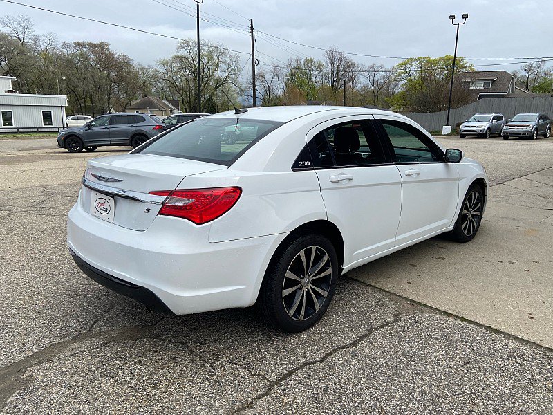 Used 2012 Chrysler 200 S FWD image 4