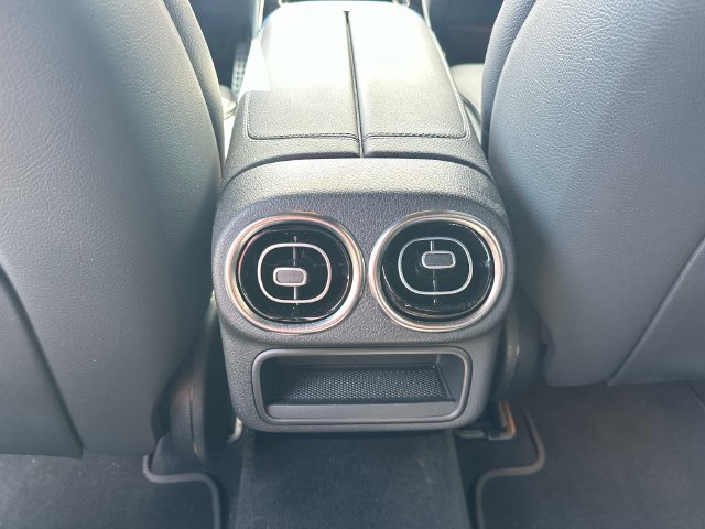 Used 2025 Mercedes-Benz GLC 300 4MATIC image 13