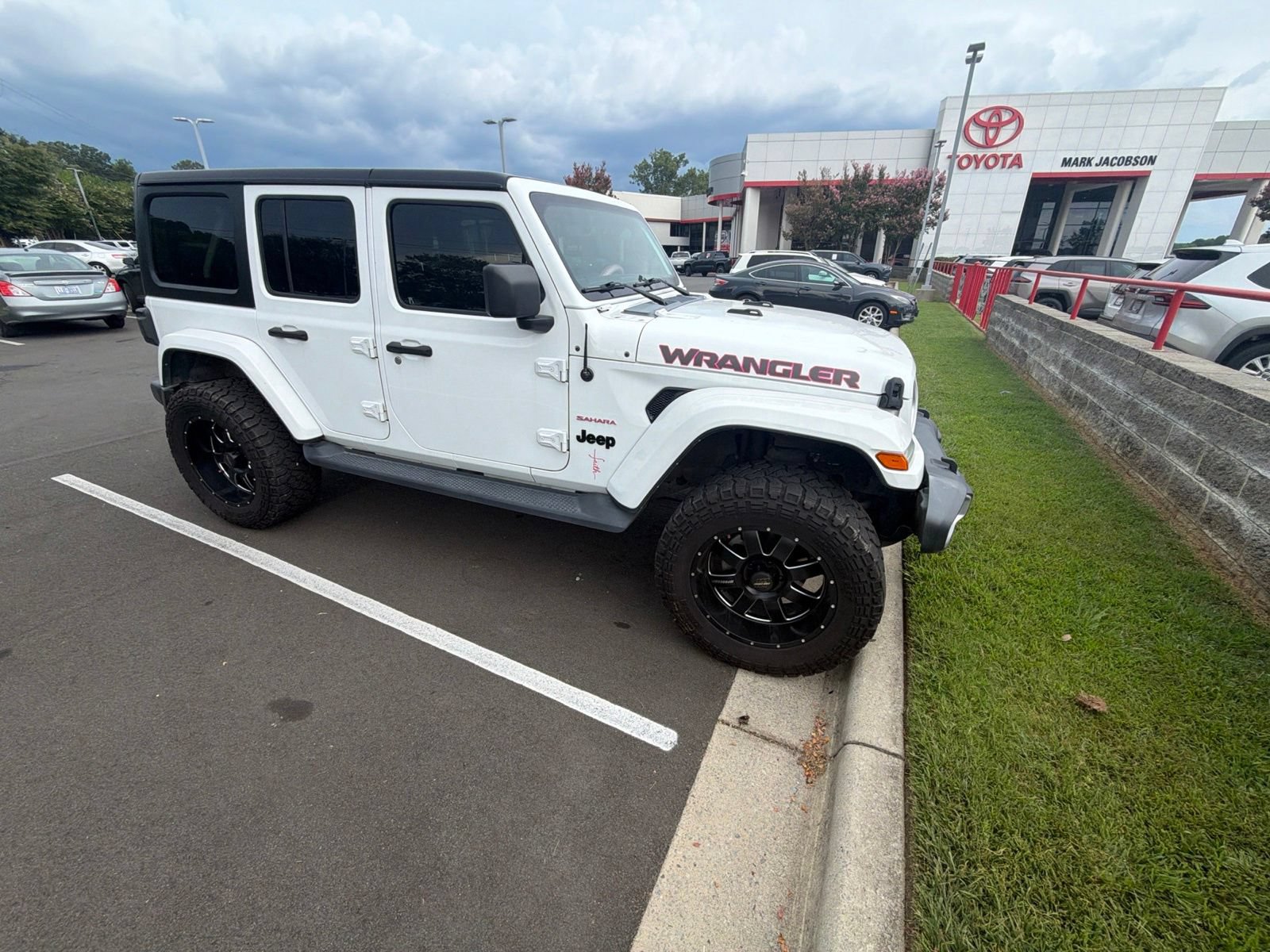 Used 2022 Jeep Wrangler Unlimited Sahara w/ Cold Weather Group AWD/4WD image 15