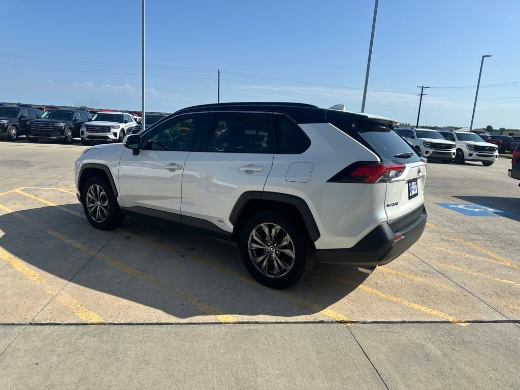 Used 2022 Toyota RAV4 XLE Premium AWD/4WD image 5