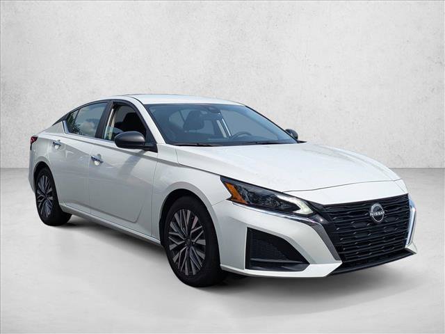 Used 2025 Nissan Altima 2.5 SV FWD image 3