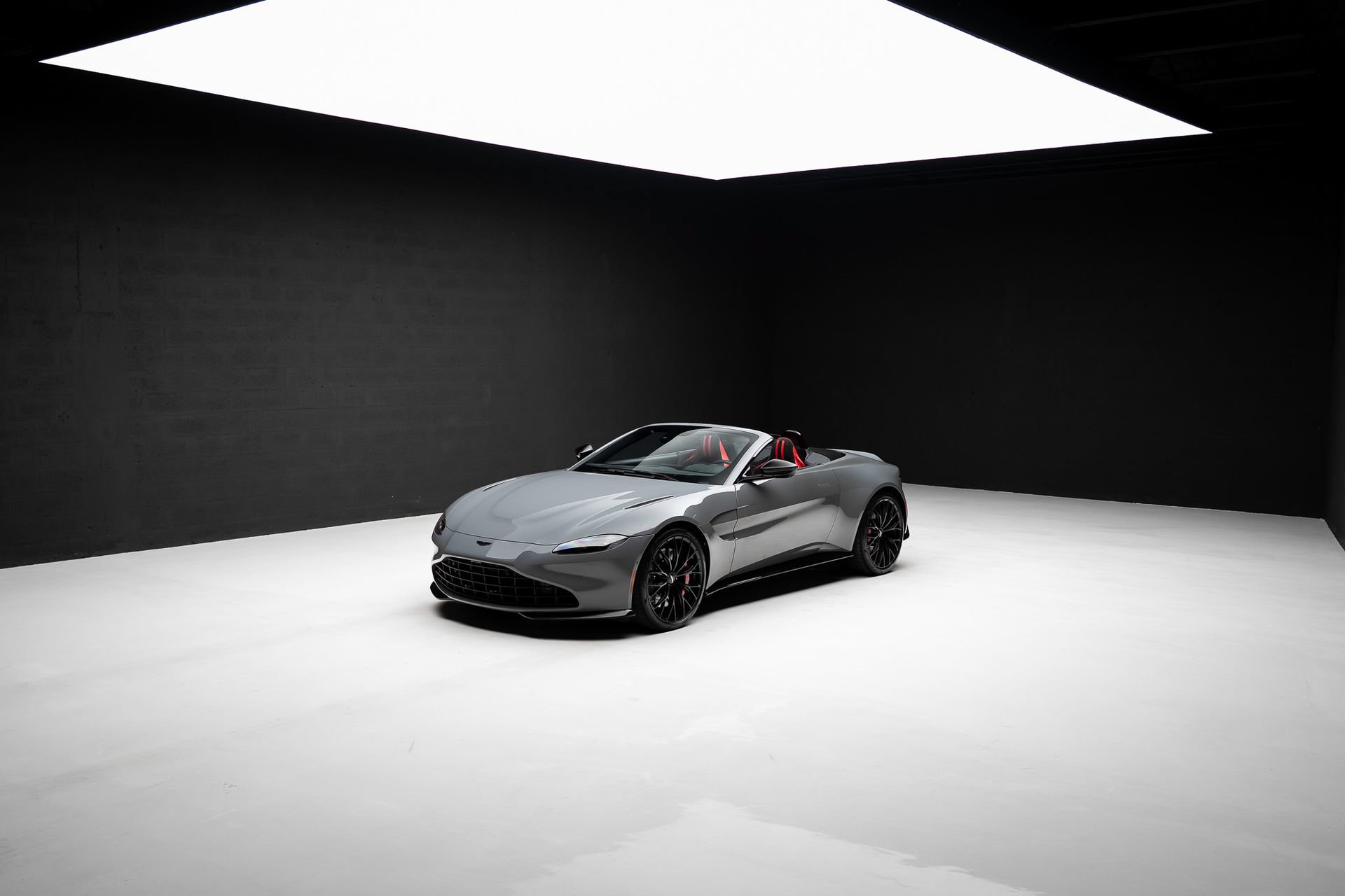 Used 2023 Aston Martin V8 Vantage Roadster RWD image 74