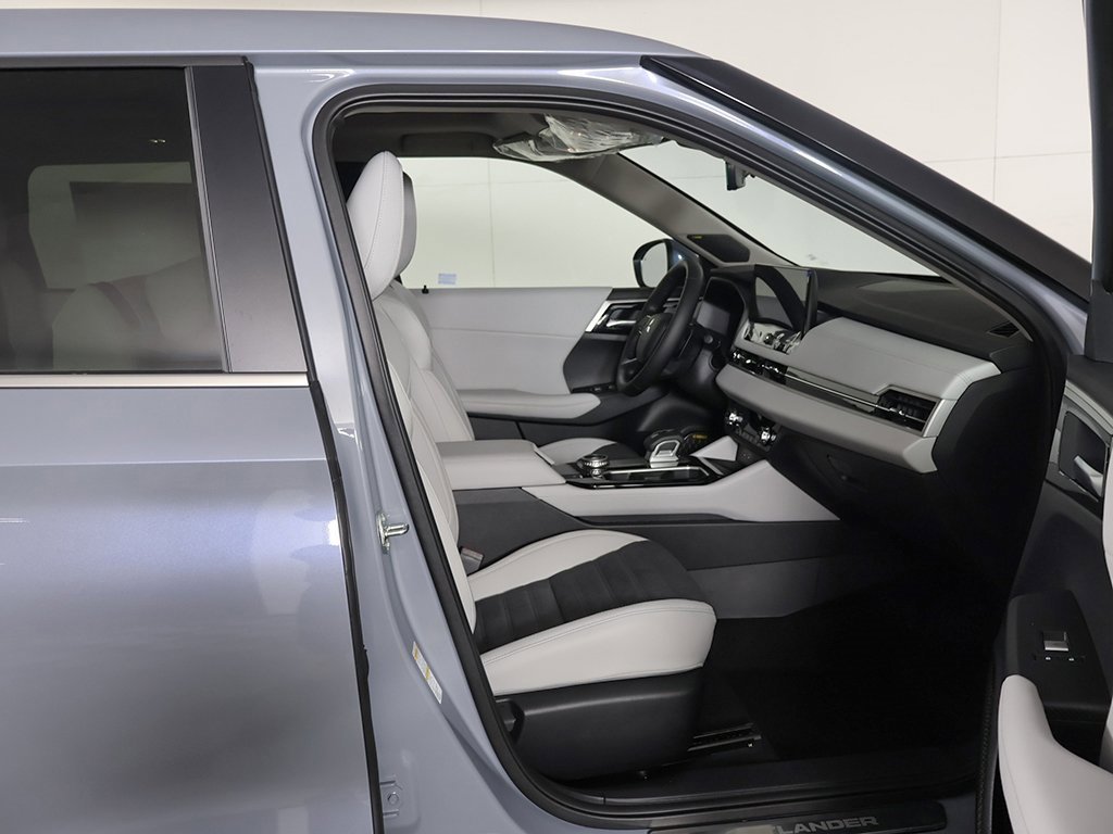 New 2026 Mitsubishi Outlander SE image 33