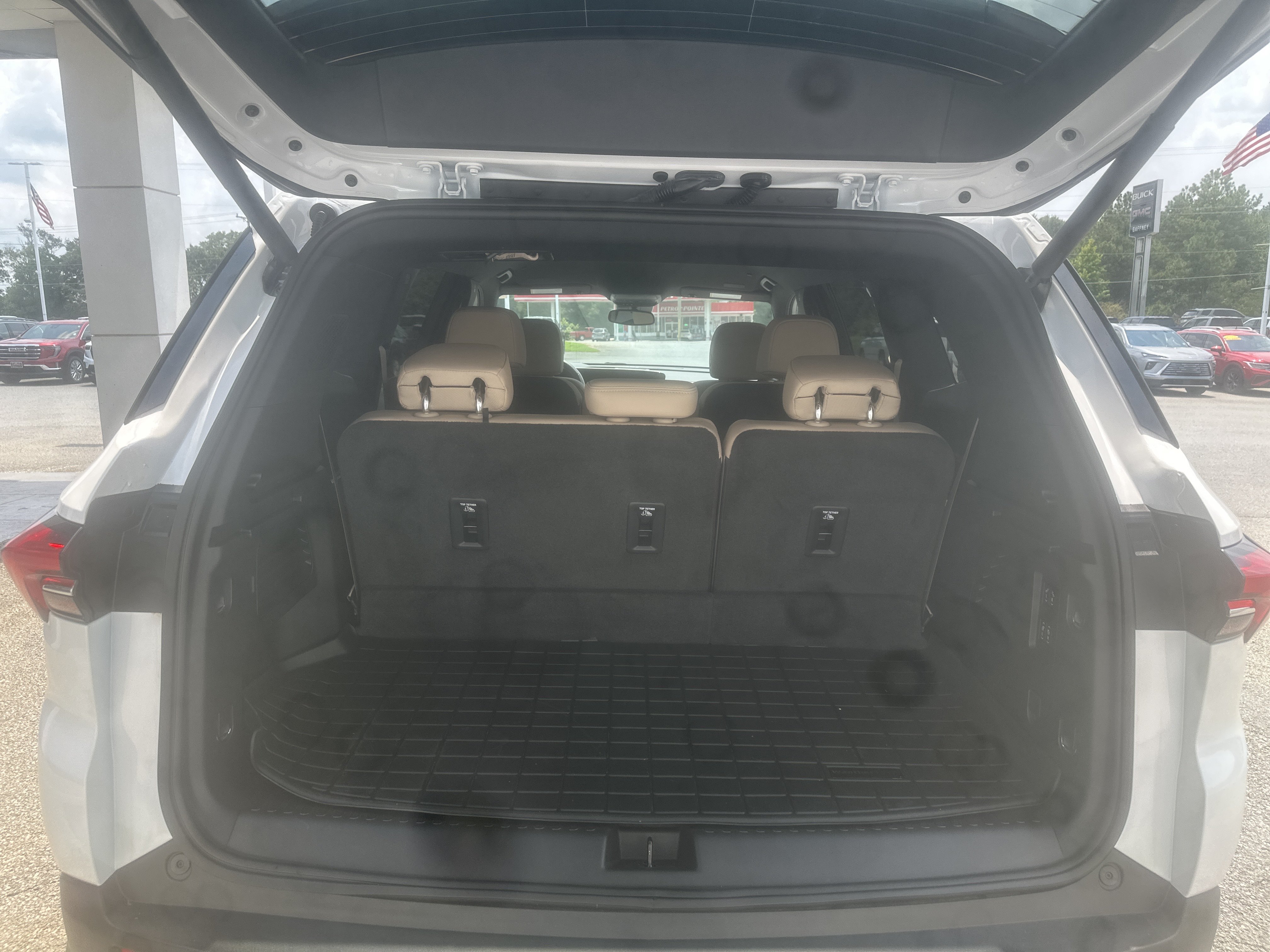 Used 2025 Buick Enclave Preferred w/ Power Package FWD image 5