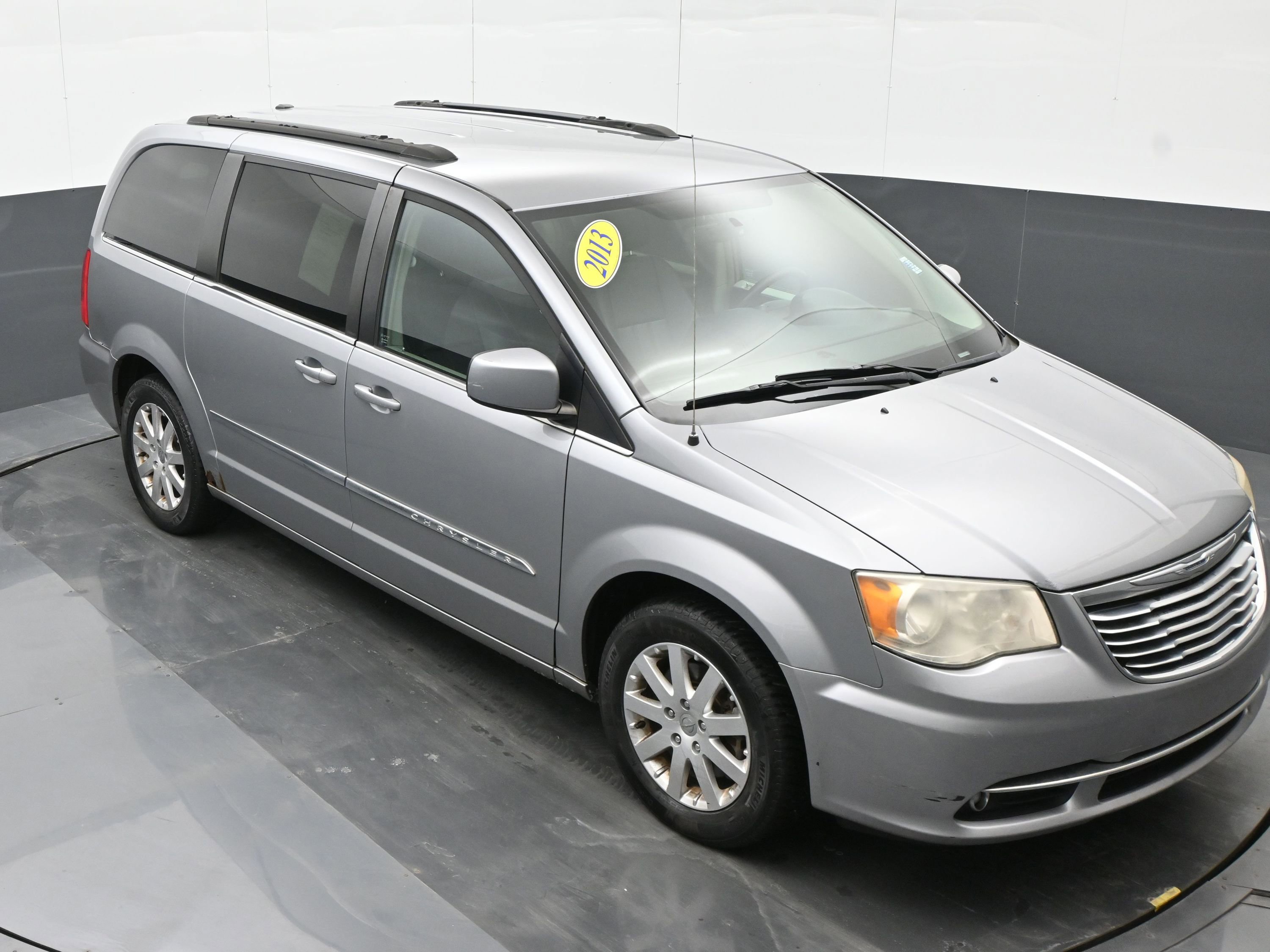 Used 2013 Chrysler Town & Country Touring image 30