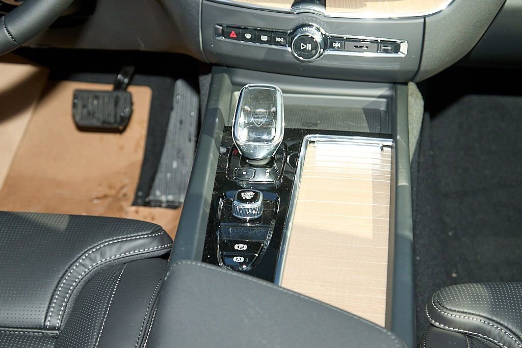 New 2026 Volvo XC60 B5 Ultra w/ Climate Package image 28