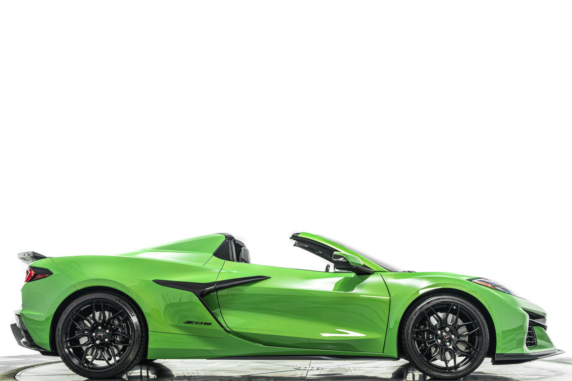 Used 2026 Chevrolet Corvette Z06 RWD image 2