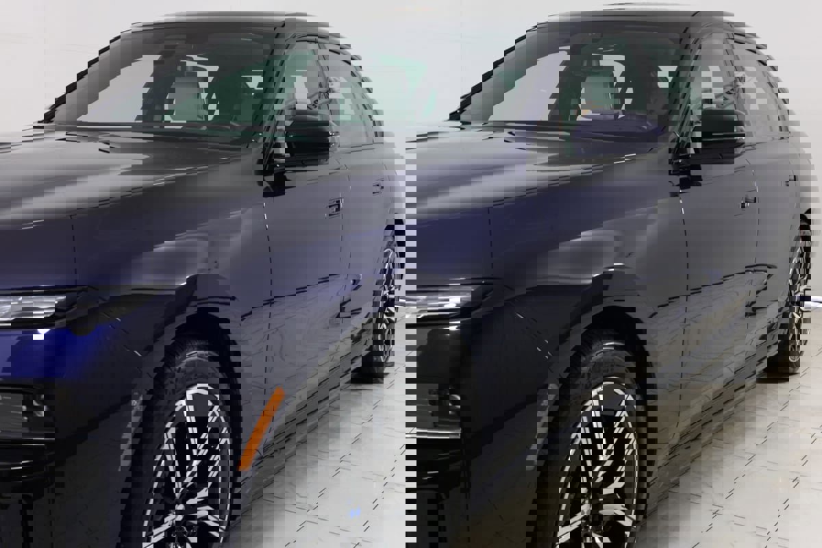 Used 2023 BMW 760i xDrive image 45