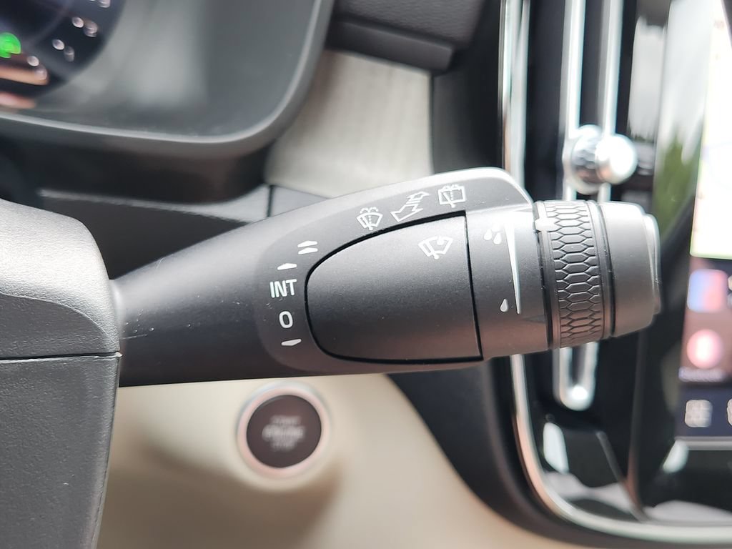Certified 2025 Volvo XC40 B5 Plus AWD/4WD image 35