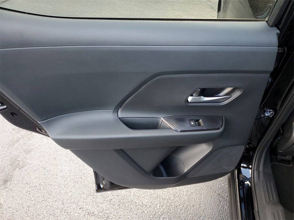 Used 2025 Nissan Kicks SV image 8