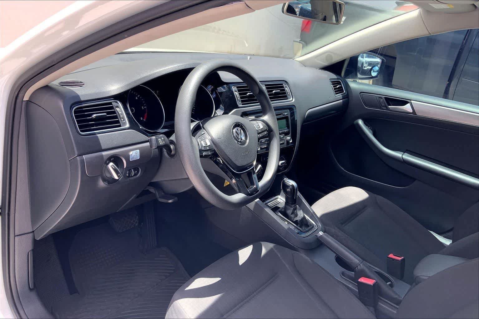 Used 2015 Volkswagen Jetta TDI S FWD image 2