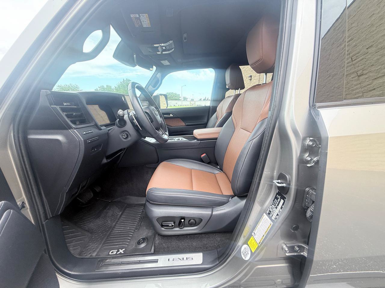 Used 2025 Lexus GX 550 w/ Accessory Package (2T) AWD/4WD image 10