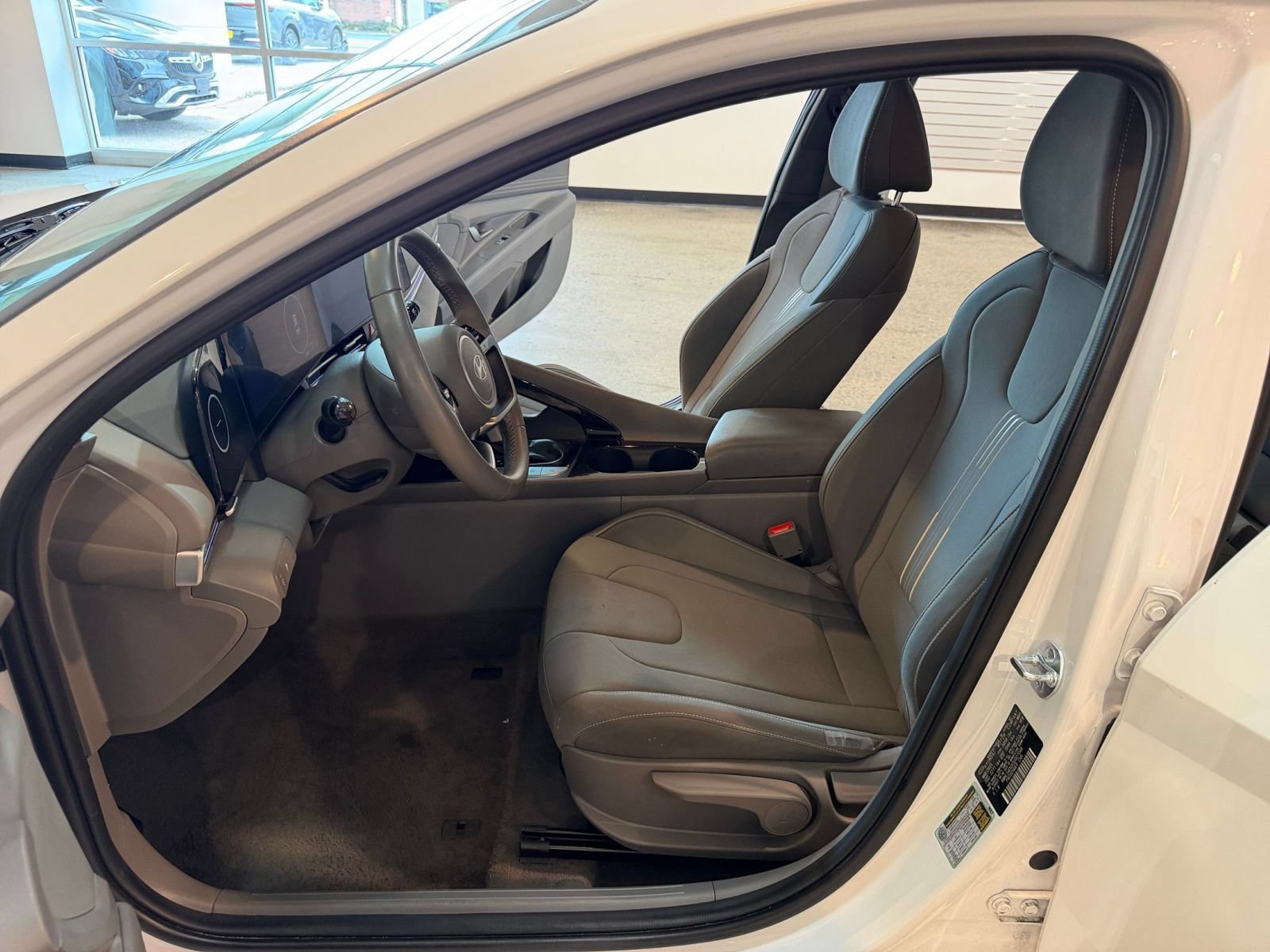 Used 2025 Hyundai Elantra SEL FWD image 27