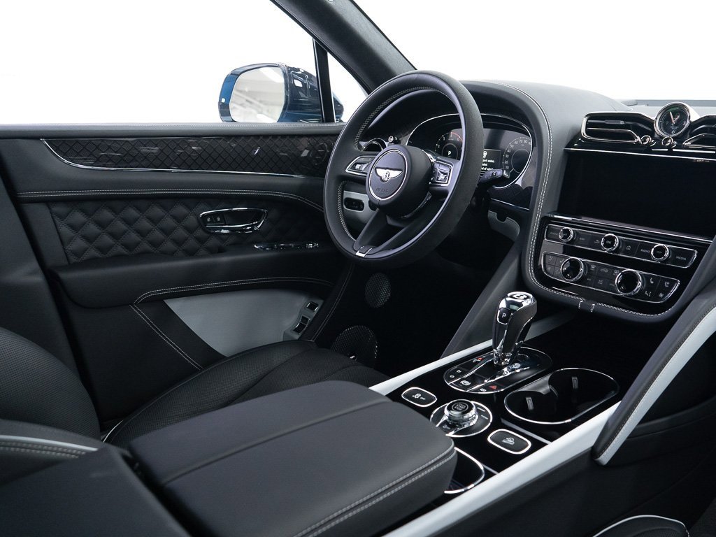 Used 2025 Bentley Bentayga image 28