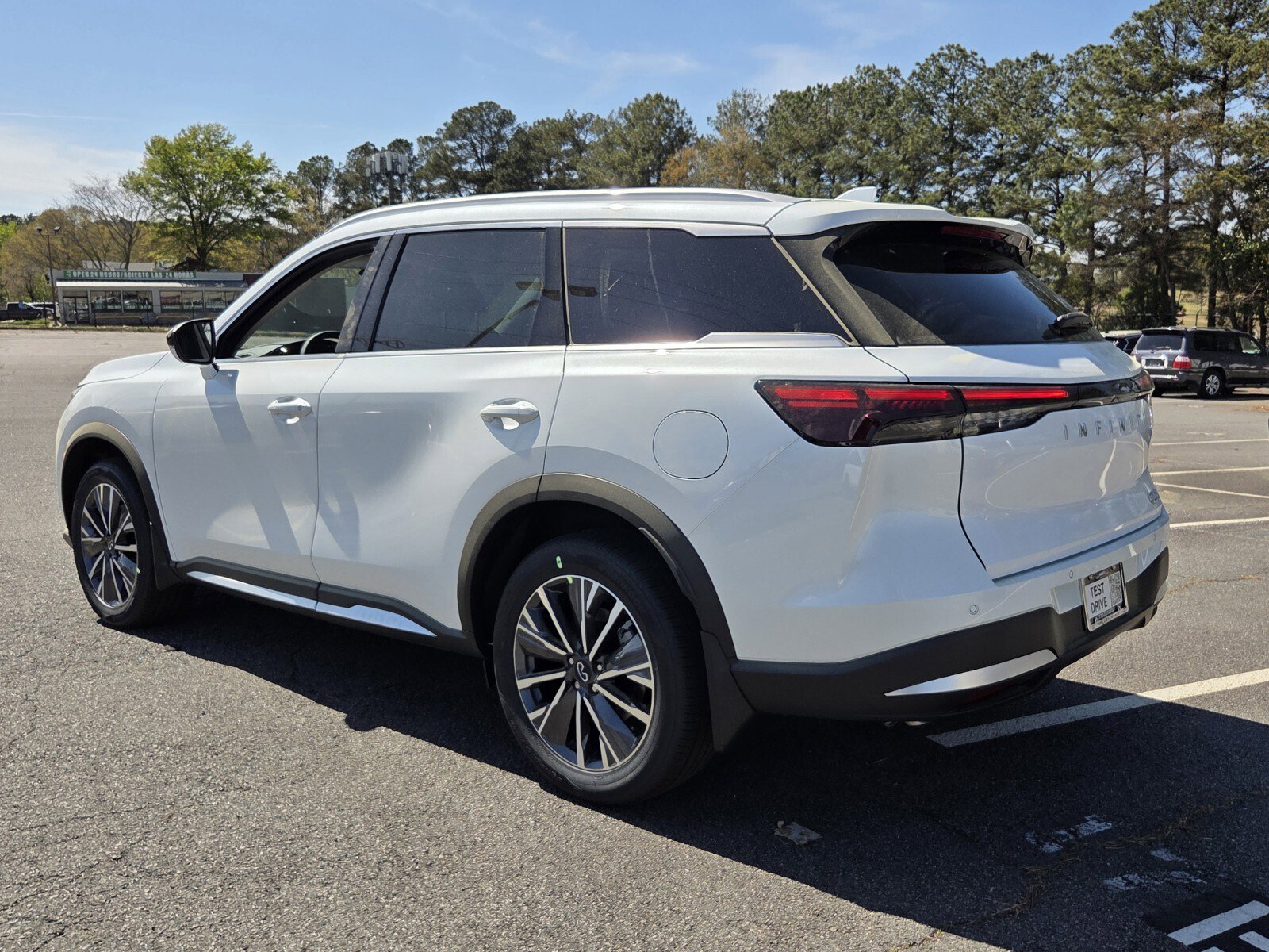 New 2026 INFINITI QX60 Luxe w/ Family Package image 8