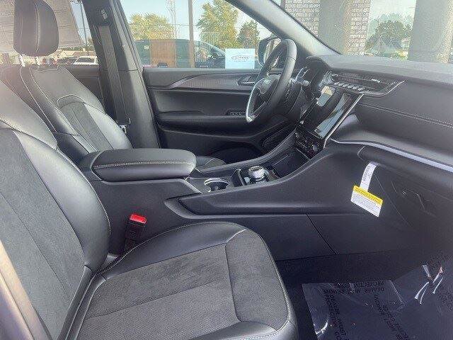 New 2025 Jeep Grand Cherokee Altitude image 14