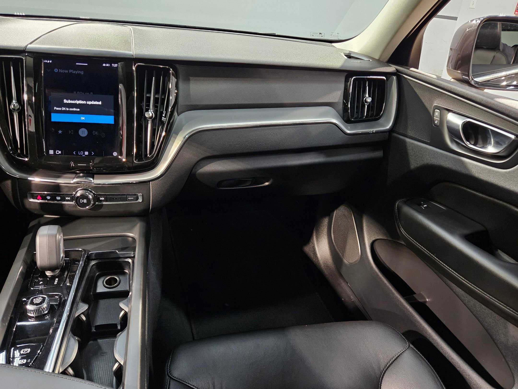 Used 2023 Volvo XC60 B5 Core image 11