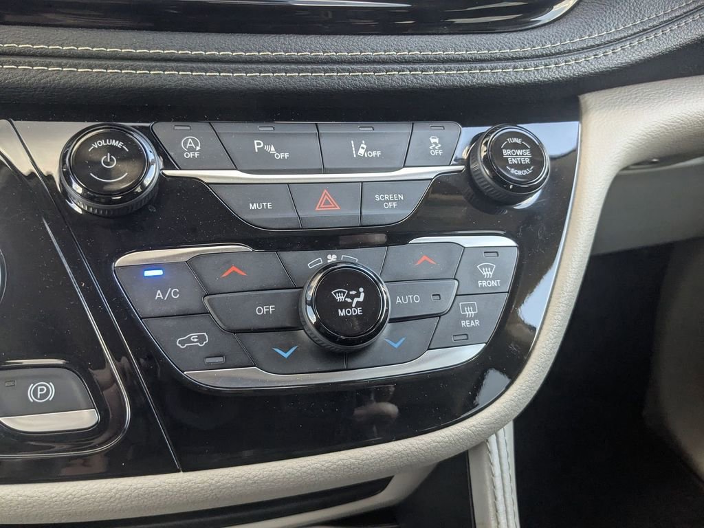 Used 2023 Chrysler Pacifica Limited image 23