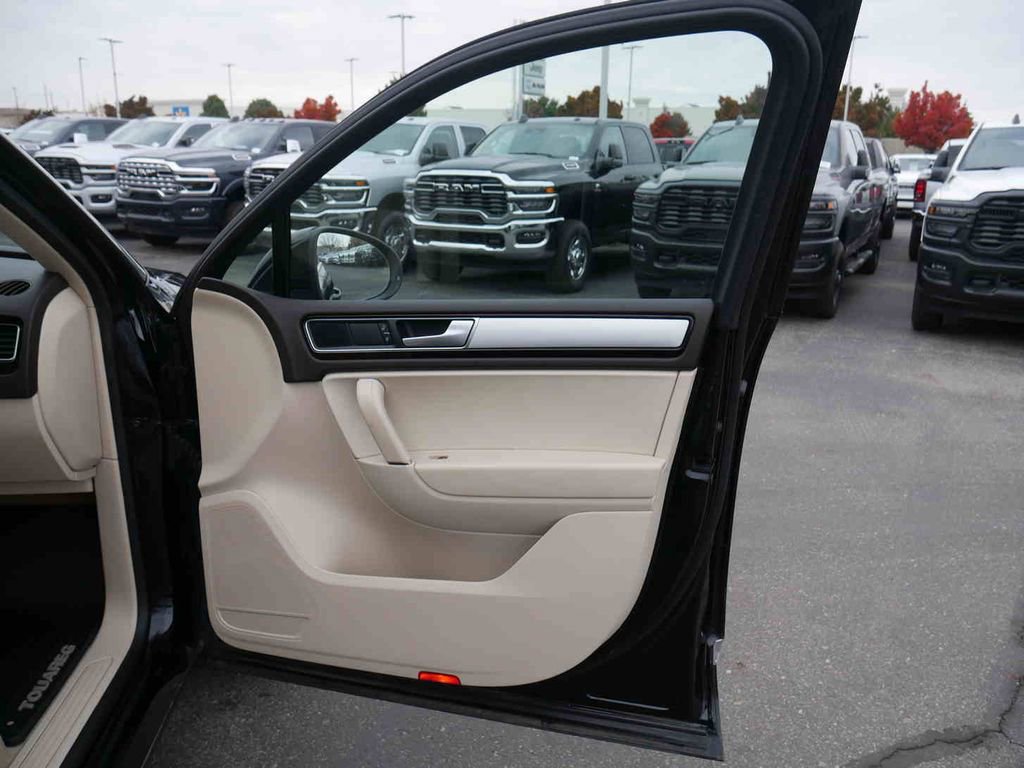 Used 2017 Volkswagen Touareg Sport image 23