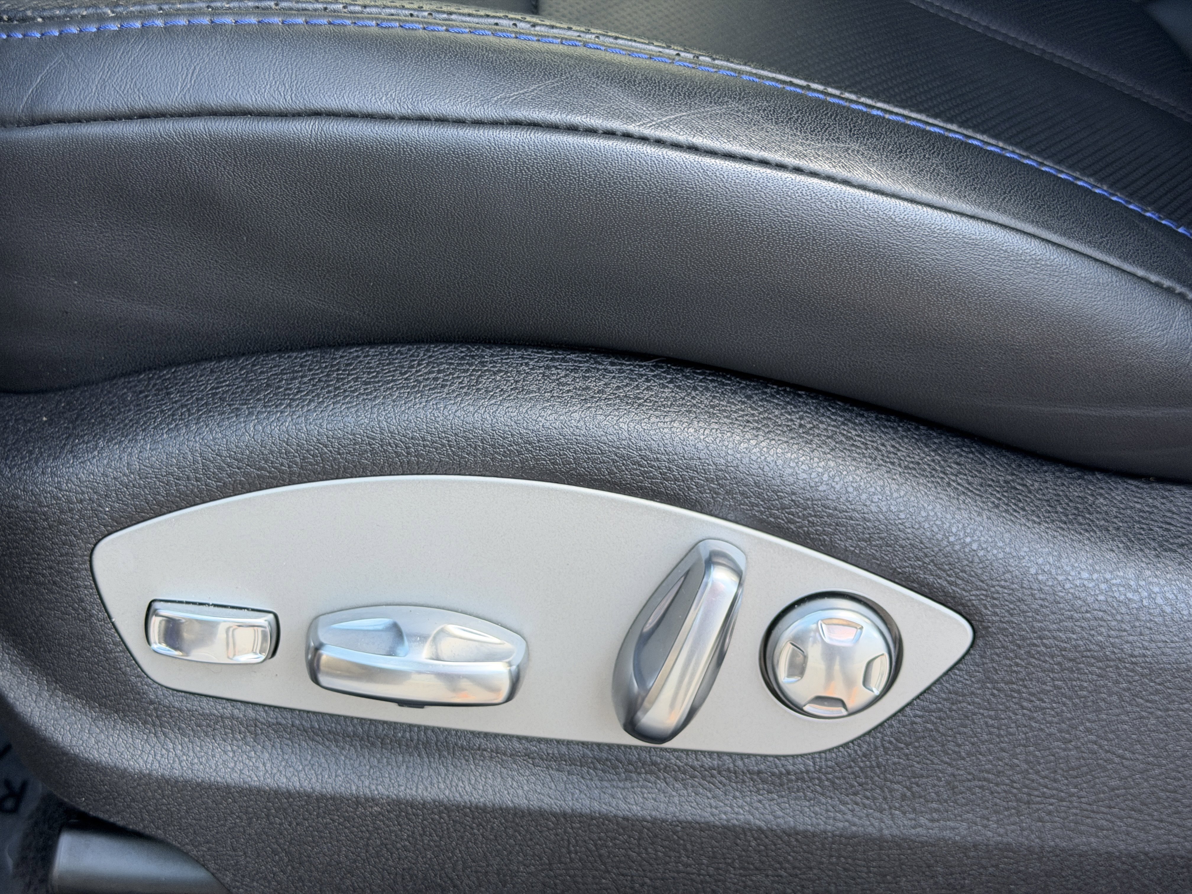 Certified 2025 Porsche Macan Turbo image 27