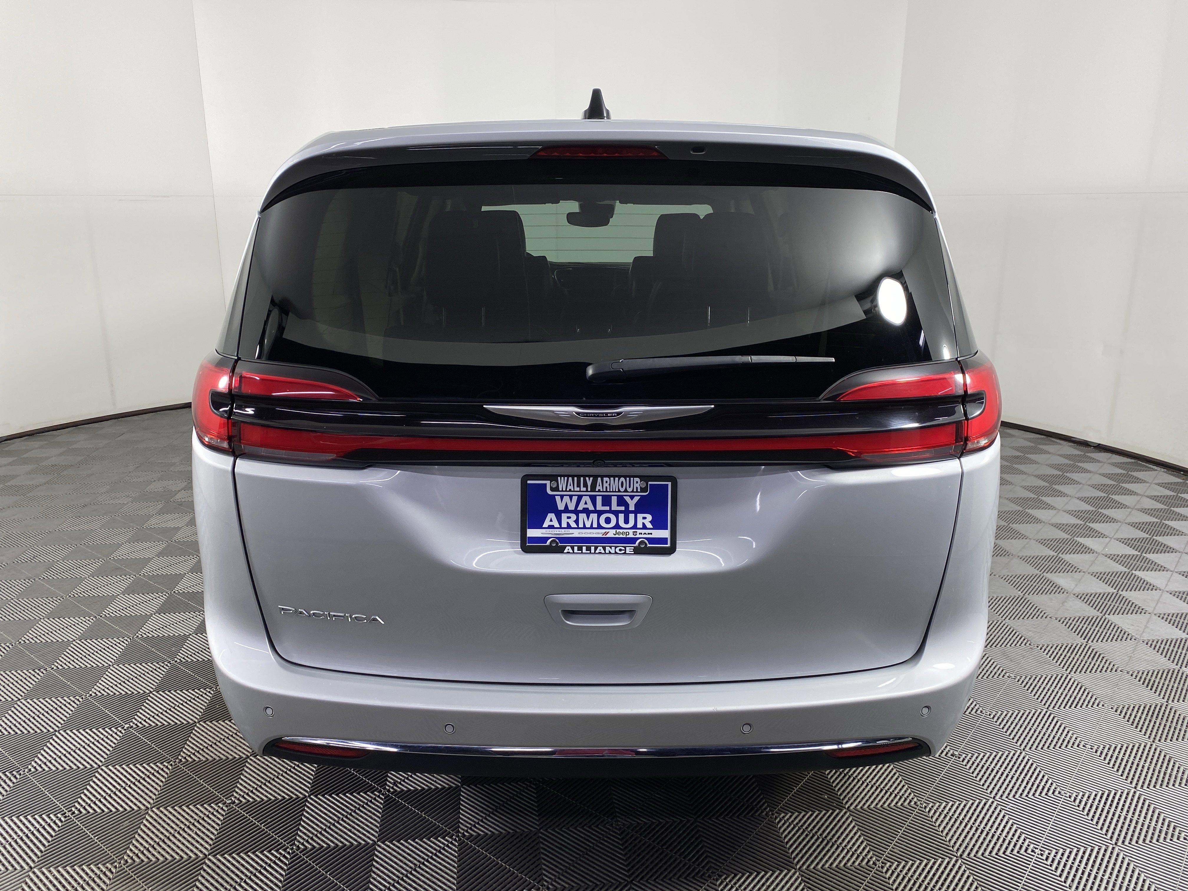 Used 2024 Chrysler Pacifica Touring-L image 8