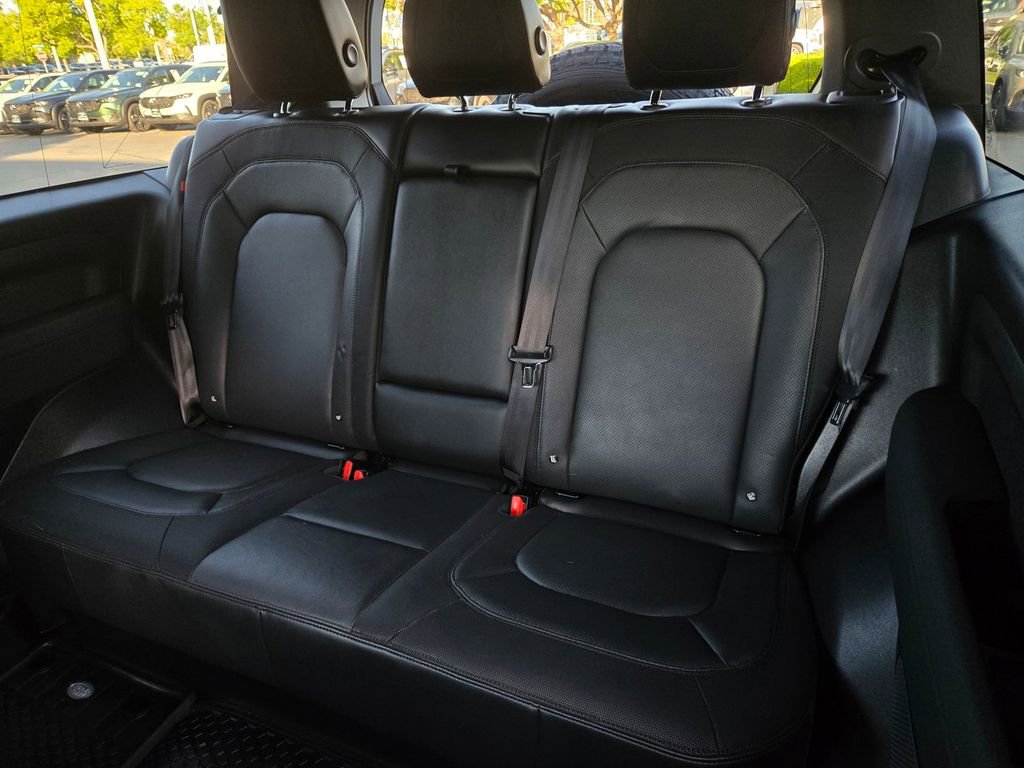 Used 2023 Land Rover Defender 90 X-Dynamic SE image 15