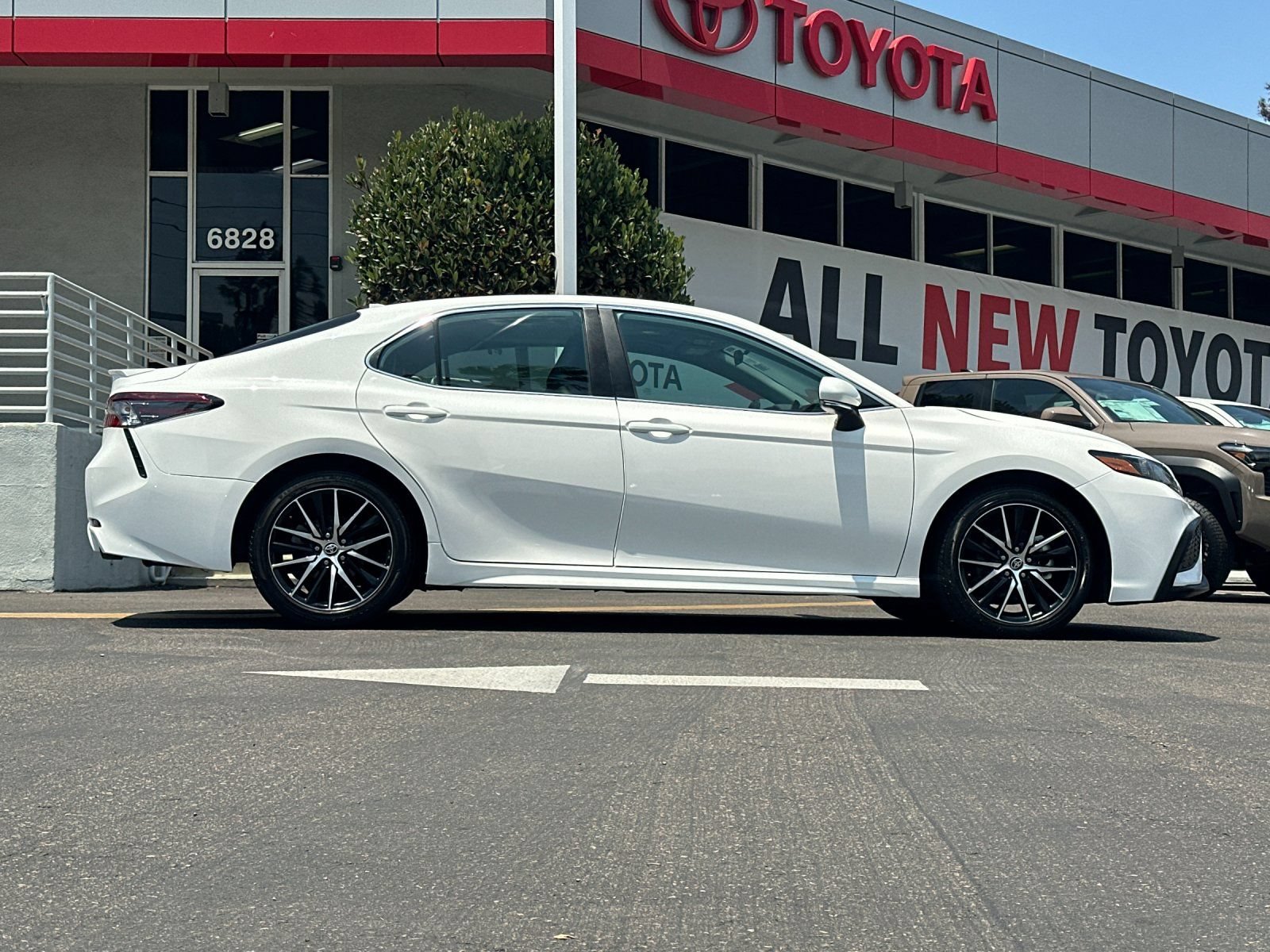 Used 2024 Toyota Camry SE FWD image 6