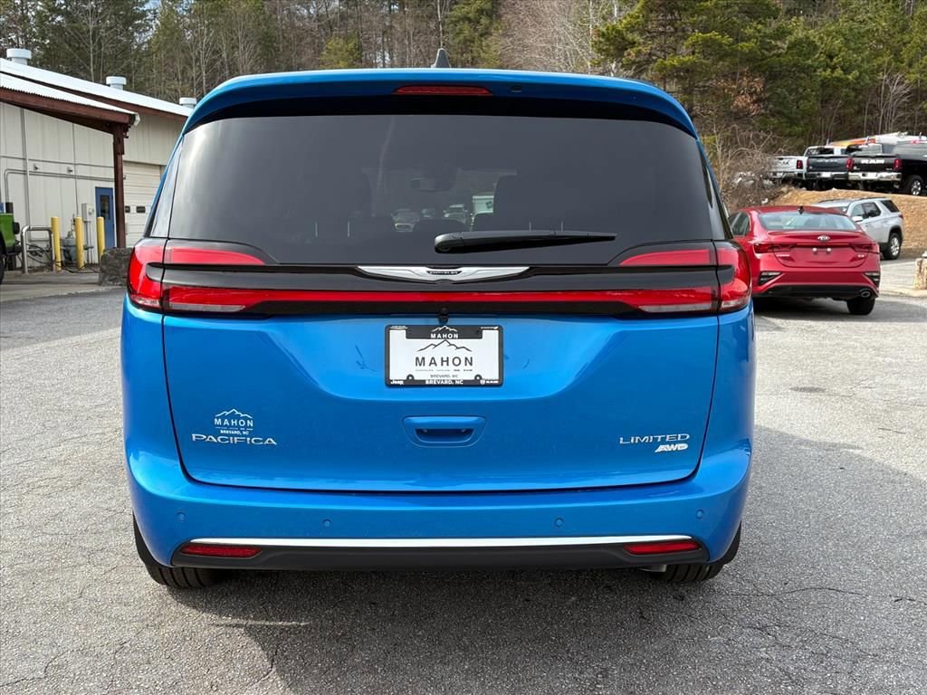 New 2026 Chrysler Pacifica Limited w/ Uconnect Theater Family Group image 4