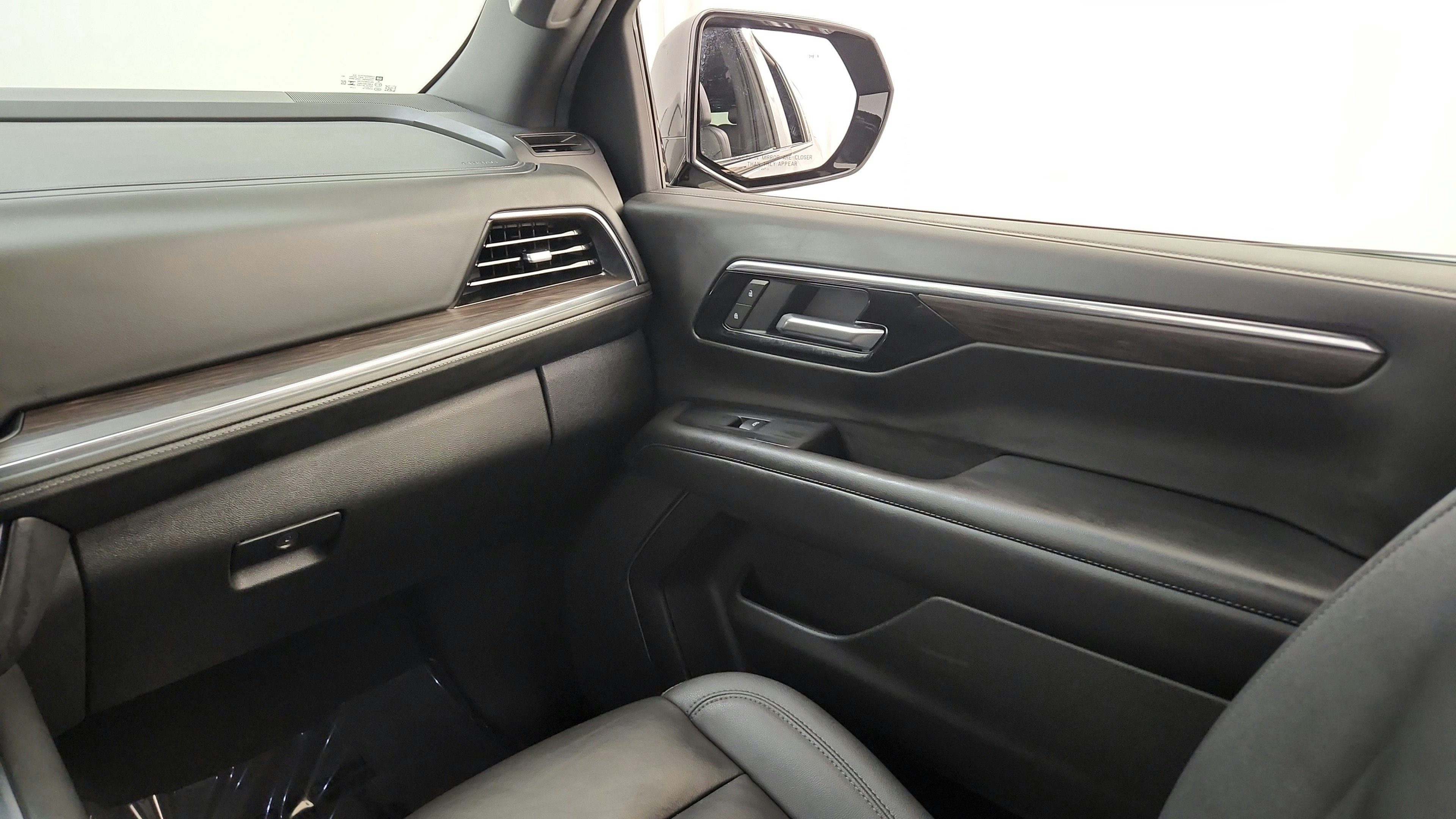 Used 2025 Chevrolet Suburban Z71 AWD/4WD image 23