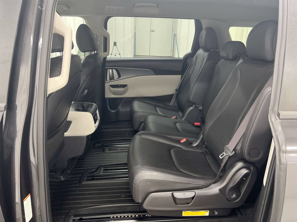 Used 2023 Kia Carnival LX FWD image 22