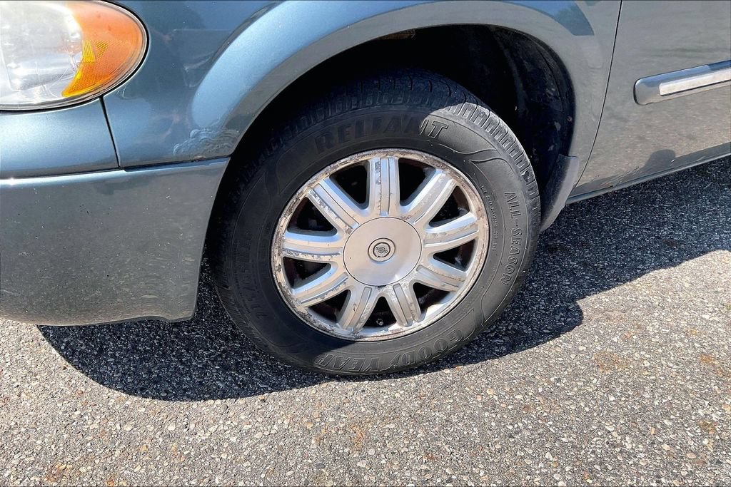 Used 2005 Chrysler Town & Country Touring FWD image 4