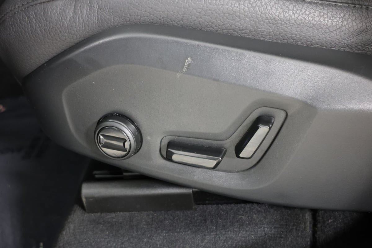 Used 2025 Volvo XC60 B5 Plus AWD/4WD image 25