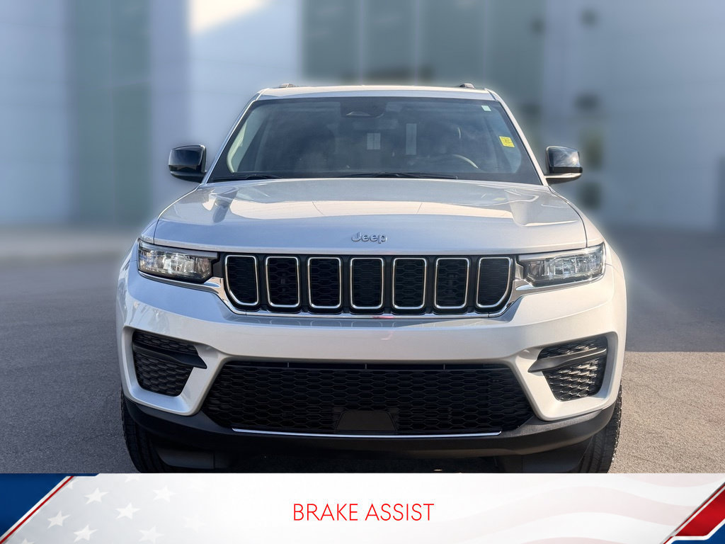 Used 2023 Jeep Grand Cherokee Laredo AWD/4WD image 5