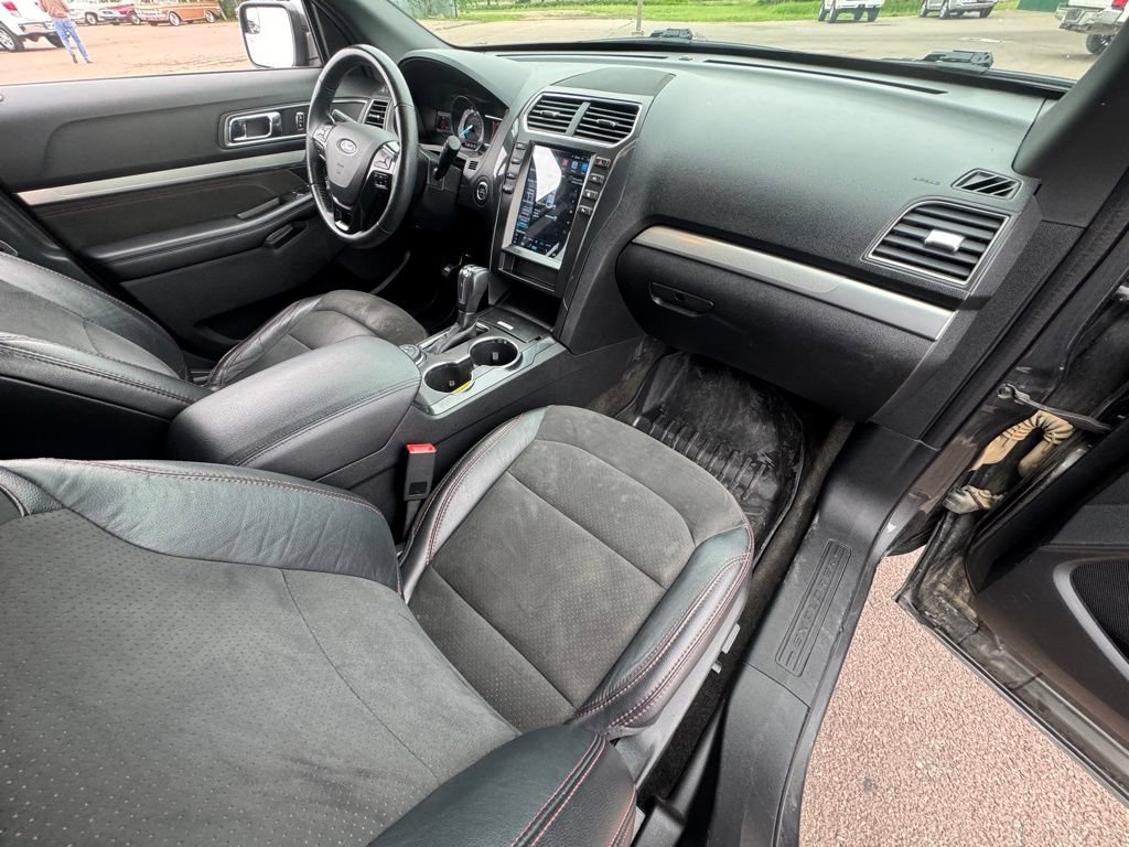 Used 2018 Ford Explorer XLT w/ Equipment Group 202A AWD/4WD image 17