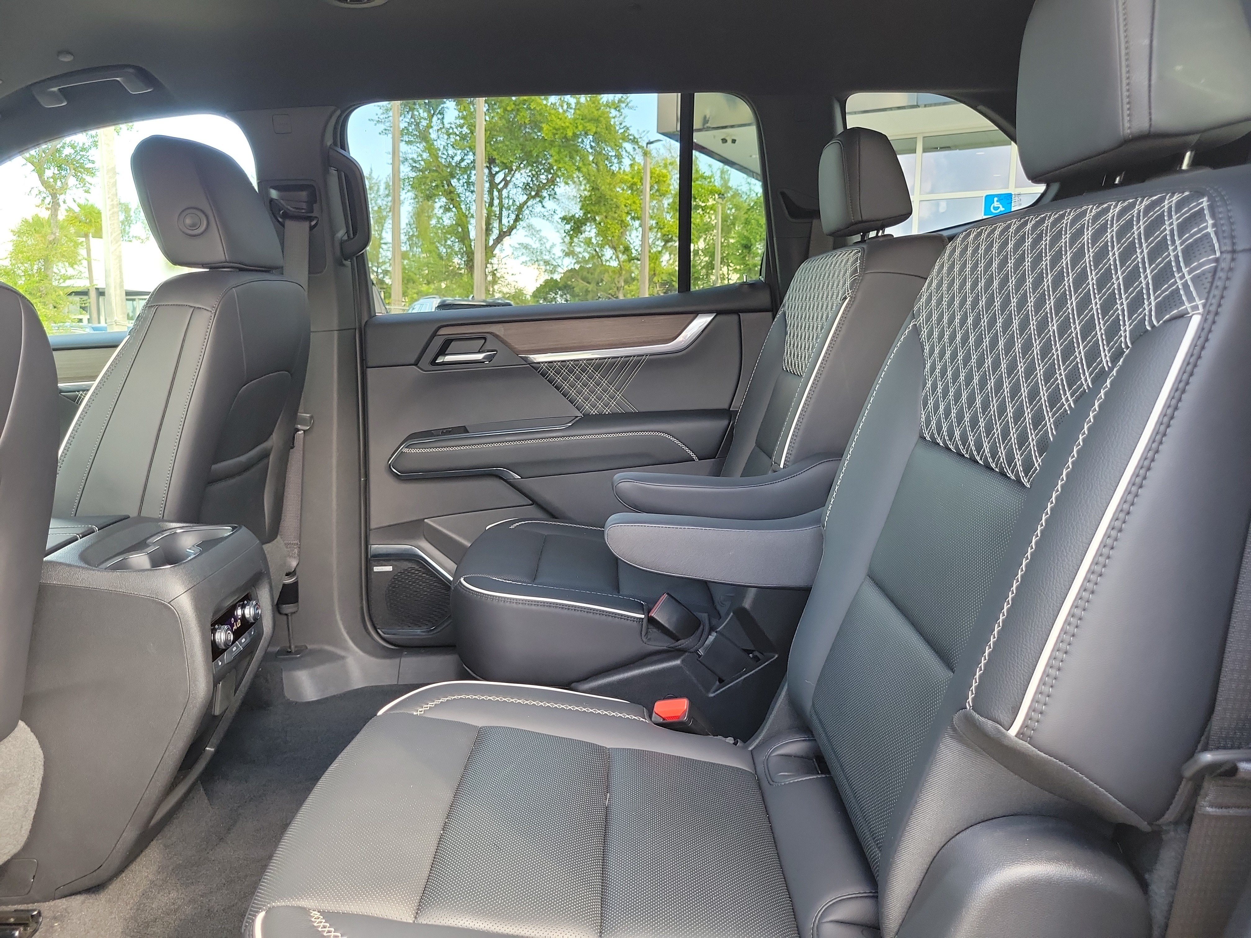 Used 2025 GMC Acadia Denali w/ Super Cruise Package FWD image 14