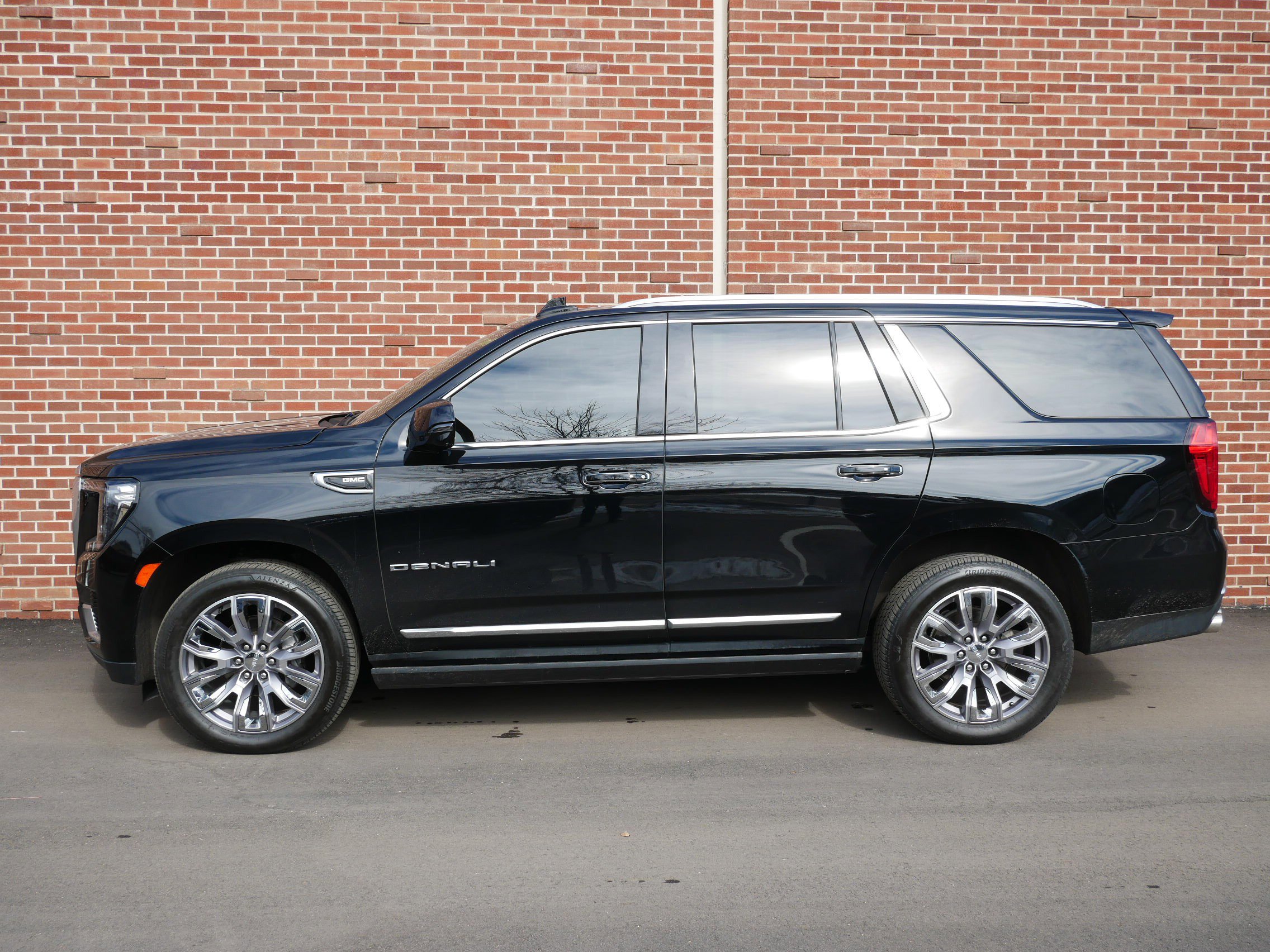 Used 2022 GMC Yukon Denali image 2