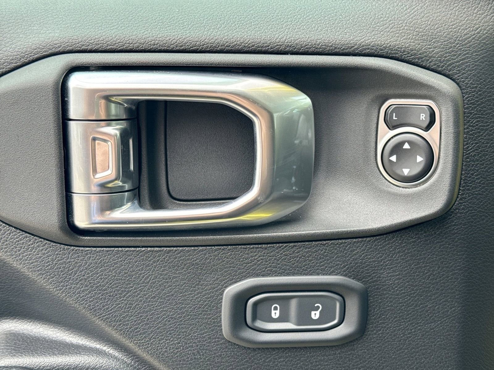 Used 2023 Jeep Wrangler Willys image 17