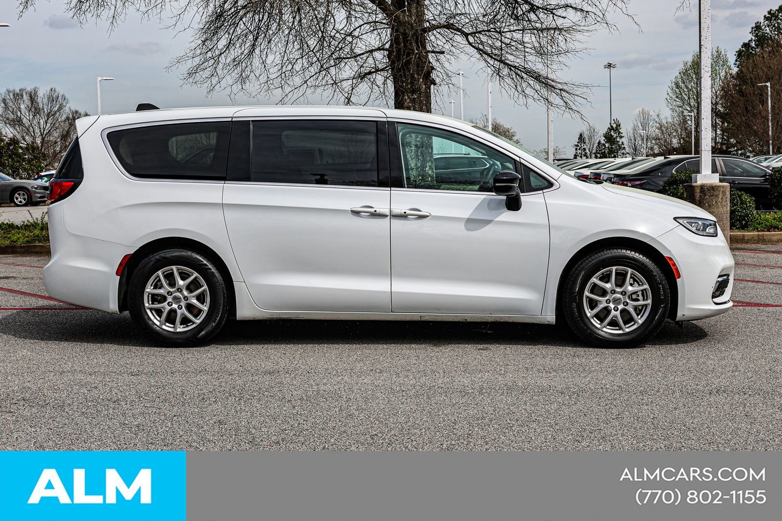 Used 2024 Chrysler Pacifica Touring-L FWD image 11
