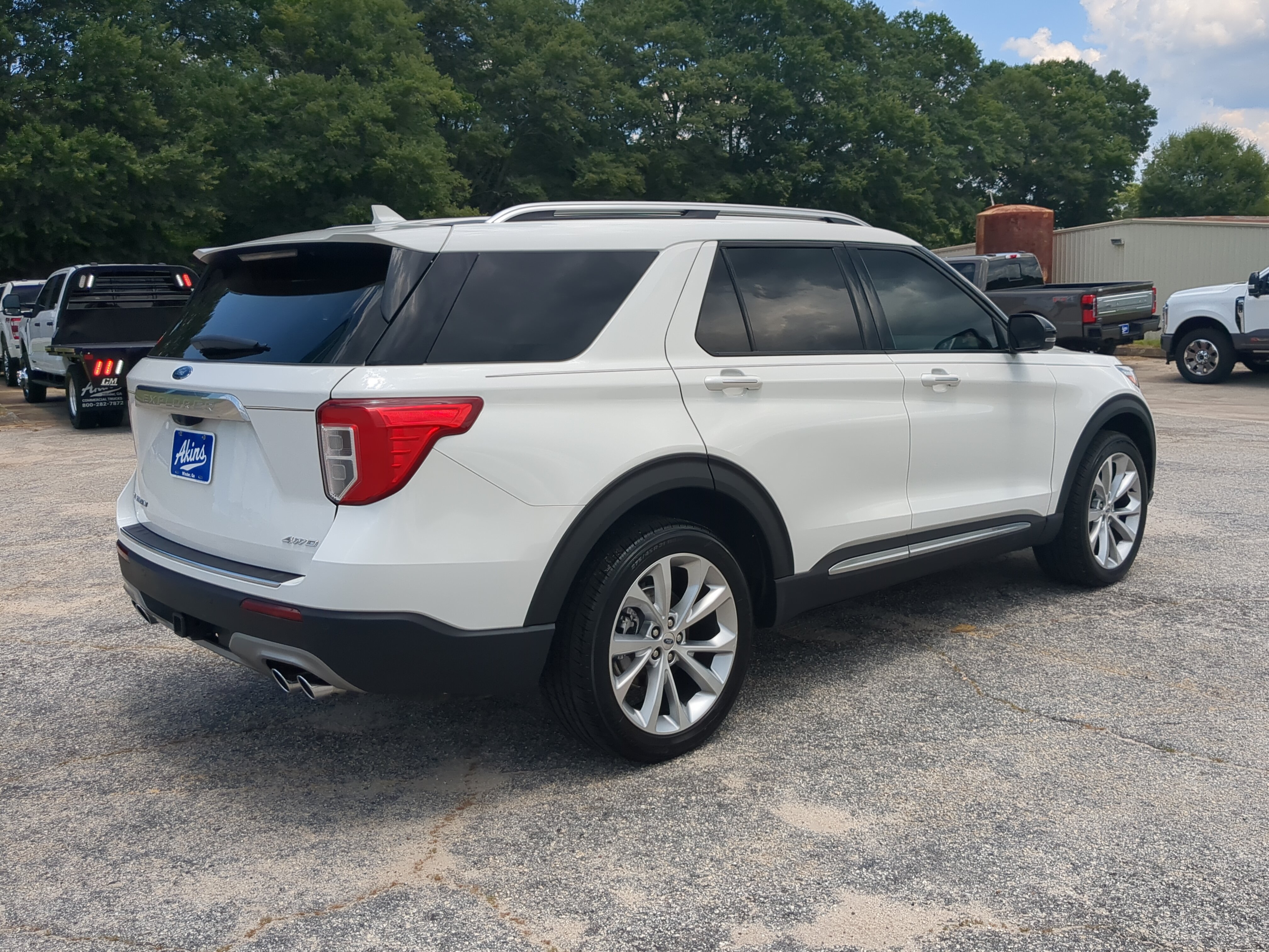 Certified 2023 Ford Explorer Platinum w/ Technology Package AWD/4WD image 3
