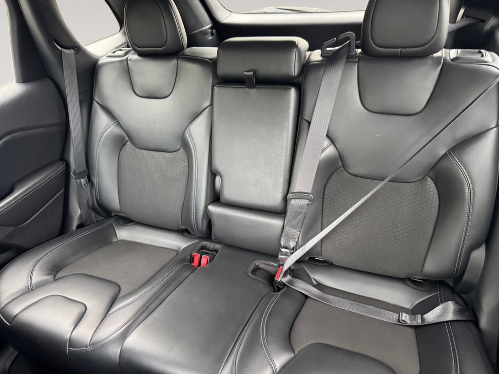 Used 2020 Jeep Cherokee Latitude Plus w/ Cold Weather Group AWD/4WD image 13