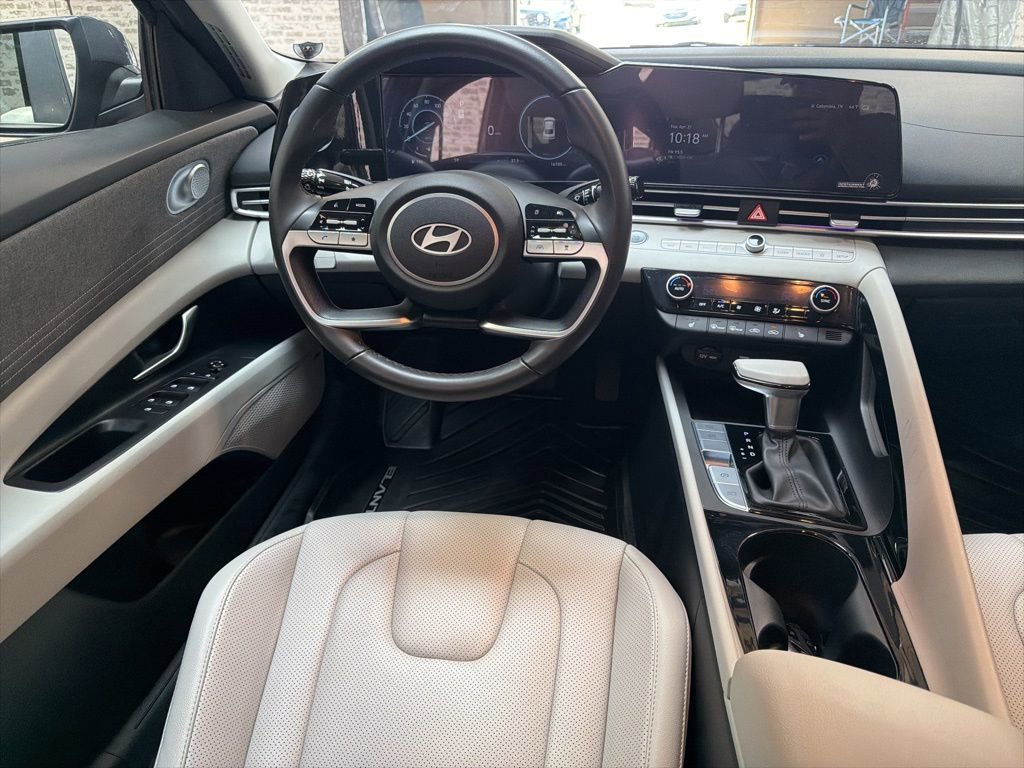 Used 2025 Hyundai Elantra Limited FWD image 15