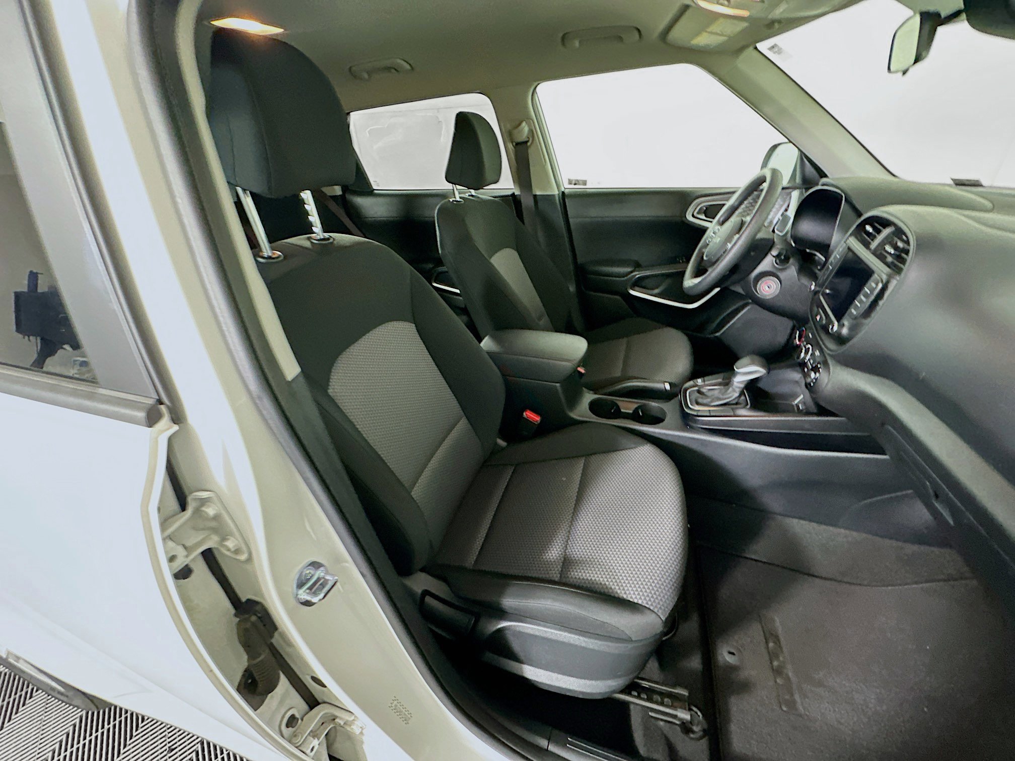 Used 2025 Kia Soul LX w/ LX Technology Package FWD image 29